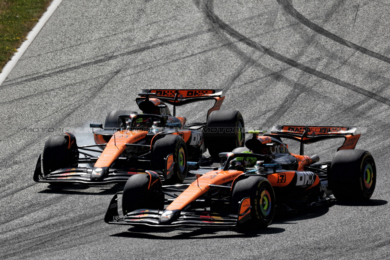 GP AUSTRIA, Oscar Piastri (AUS) McLaren MCL39 locks up under braking as he battles for position with team mate Lando Norris (GBR) McLaren MCL39.

29.06.2025. Formula 1 World Championship, Rd 11, Austrian Grand Prix, Spielberg, Austria, Gara Day.

- www.xpbimages.com, EMail: requests@xpbimages.com © Copyright: Moy / XPB Images