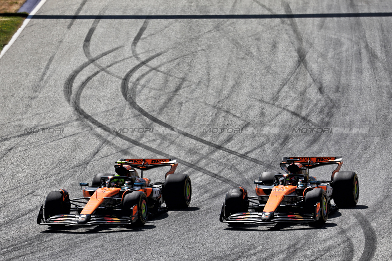 GP AUSTRIA, Lando Norris (GBR) McLaren MCL39 battle for position with Oscar Piastri (AUS) McLaren MCL39.

29.06.2025. Formula 1 World Championship, Rd 11, Austrian Grand Prix, Spielberg, Austria, Gara Day.

- www.xpbimages.com, EMail: requests@xpbimages.com © Copyright: Moy / XPB Images