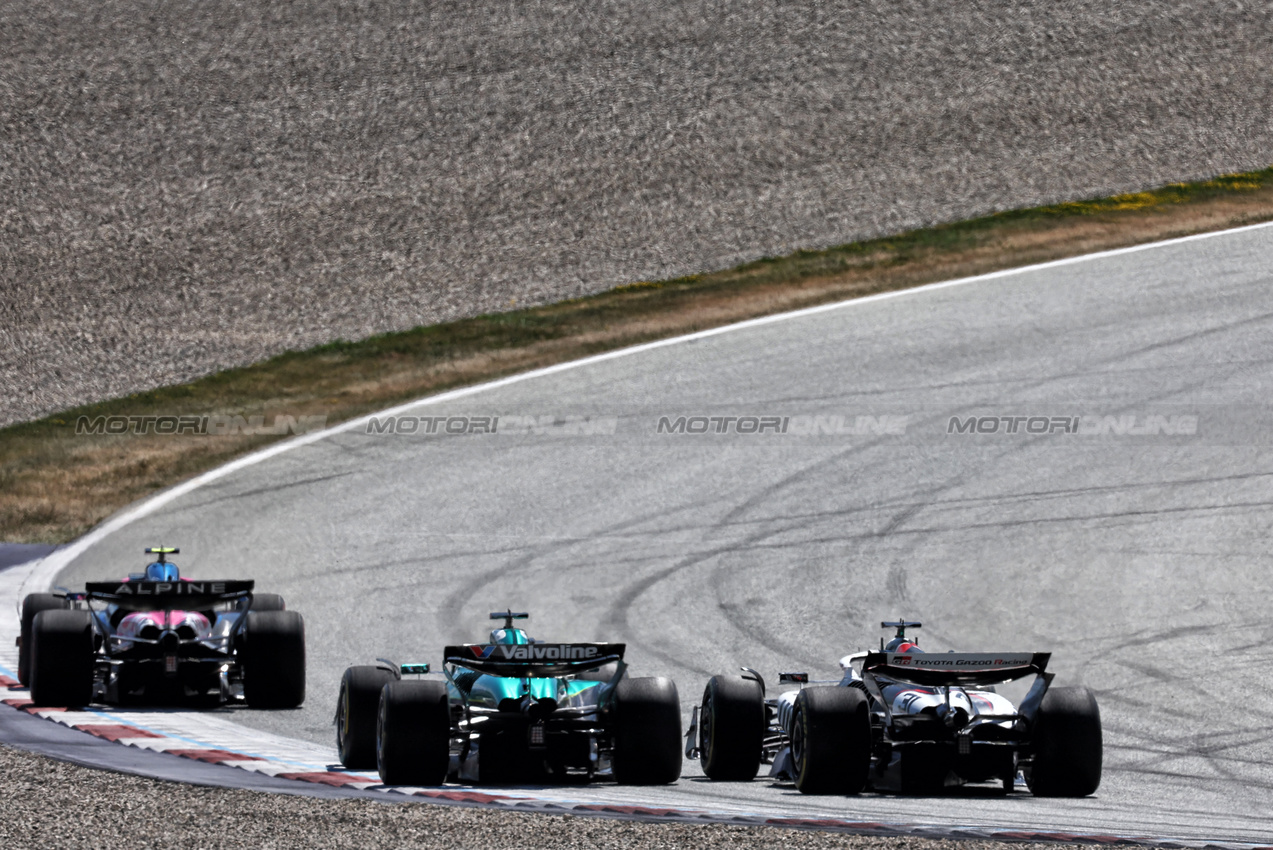 GP AUSTRIA, Lance Stroll (CDN) Aston Martin F1 Team AMR25 e Esteban Ocon (FRA) Haas VF-25 battle for position.

29.06.2025. Formula 1 World Championship, Rd 11, Austrian Grand Prix, Spielberg, Austria, Gara Day.

- www.xpbimages.com, EMail: requests@xpbimages.com © Copyright: Moy / XPB Images
