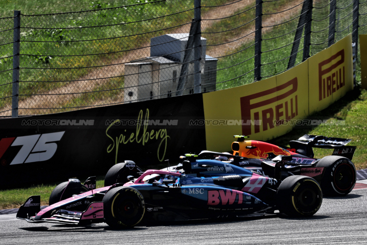 GP AUSTRIA, Yuki Tsunoda (JPN) Red Bull Racing RB21 makes contact with Franco Colapinto (ARG) Alpine F1 Team A525.

29.06.2025. Formula 1 World Championship, Rd 11, Austrian Grand Prix, Spielberg, Austria, Gara Day.

- www.xpbimages.com, EMail: requests@xpbimages.com © Copyright: Moy / XPB Images