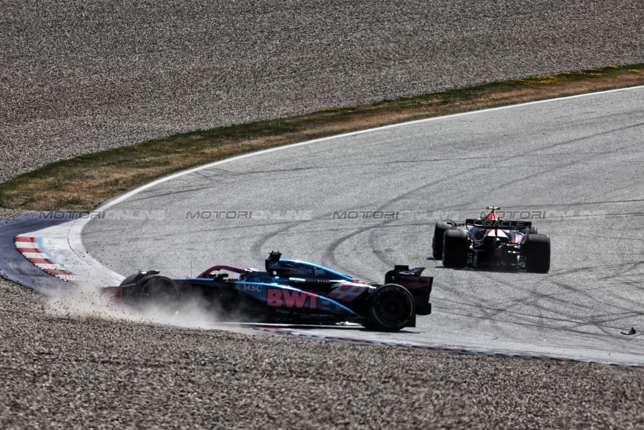 GP AUSTRIA, Yuki Tsunoda (JPN) Red Bull Racing RB21 makes contact with Franco Colapinto (ARG) Alpine F1 Team A525.

29.06.2025. Formula 1 World Championship, Rd 11, Austrian Grand Prix, Spielberg, Austria, Gara Day.

- www.xpbimages.com, EMail: requests@xpbimages.com © Copyright: Moy / XPB Images