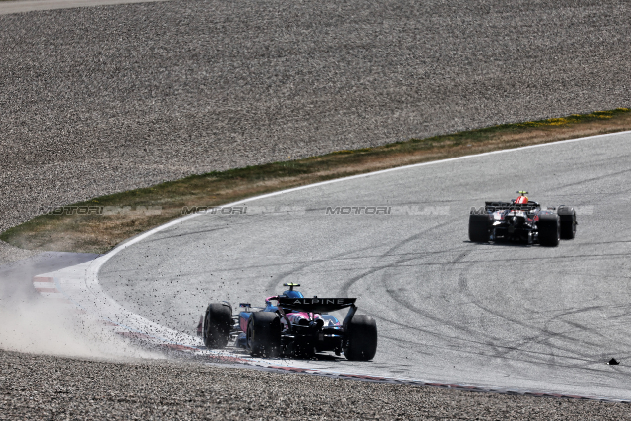 GP AUSTRIA, Yuki Tsunoda (JPN) Red Bull Racing RB21 makes contact with Franco Colapinto (ARG) Alpine F1 Team A525.

29.06.2025. Formula 1 World Championship, Rd 11, Austrian Grand Prix, Spielberg, Austria, Gara Day.

- www.xpbimages.com, EMail: requests@xpbimages.com © Copyright: Moy / XPB Images