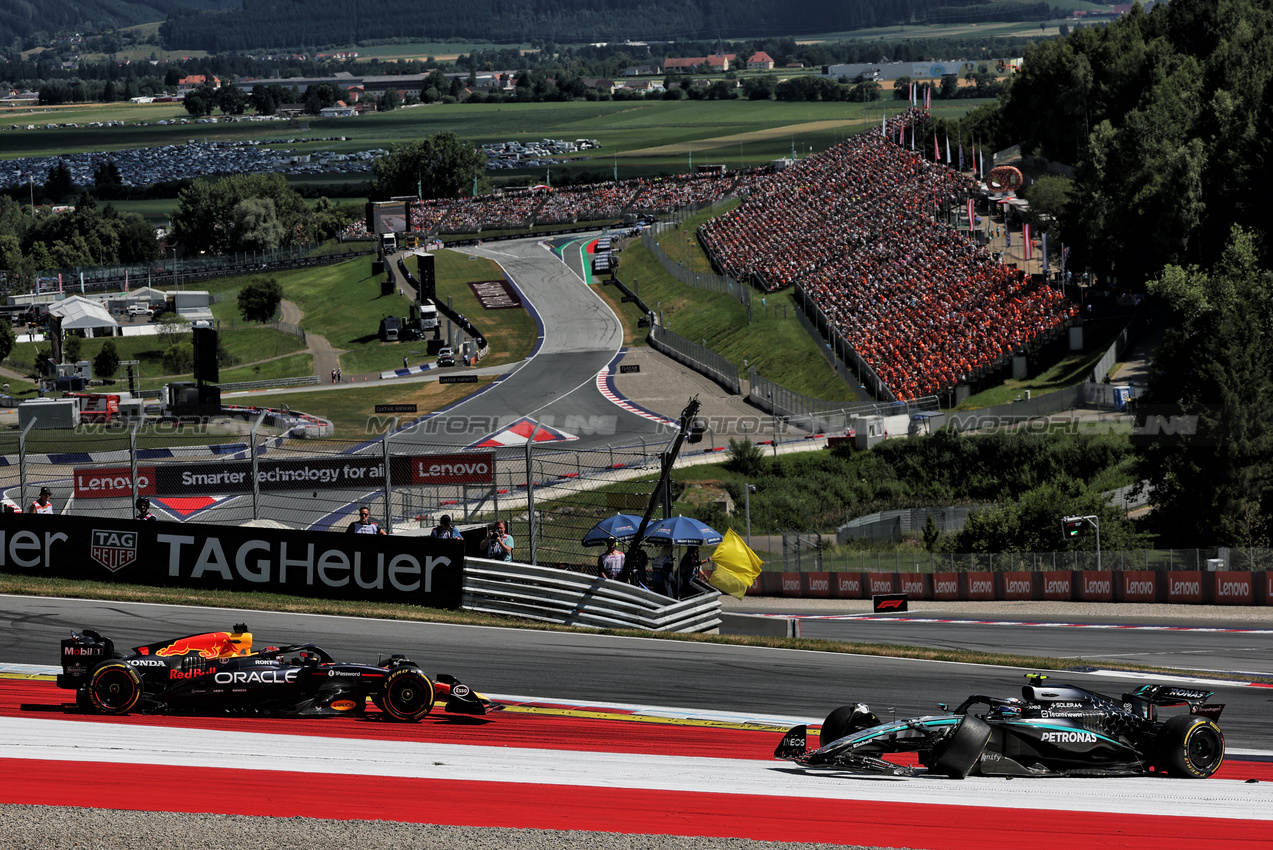 GP AUSTRIA, Max Verstappen (NLD) Red Bull Racing RB21 e Andrea Kimi Antonelli (ITA) Mercedes AMG F1 W16 crashed out at the partenza of the race.

29.06.2025. Formula 1 World Championship, Rd 11, Austrian Grand Prix, Spielberg, Austria, Gara Day.

- www.xpbimages.com, EMail: requests@xpbimages.com © Copyright: Charniaux / XPB Images
