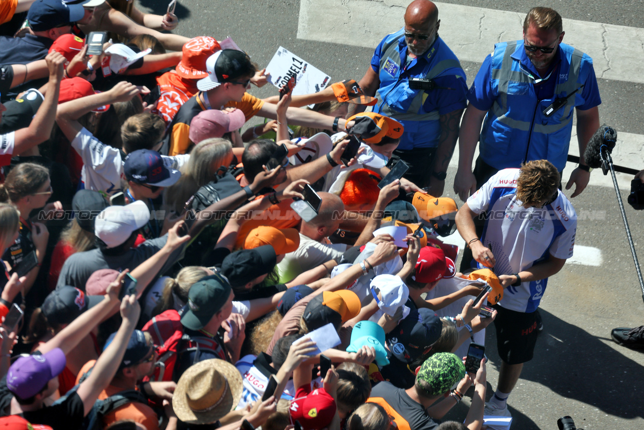 GP AUSTRIA, Liam Lawson (NZL) Racing Bulls with fans.

29.06.2025. Formula 1 World Championship, Rd 11, Austrian Grand Prix, Spielberg, Austria, Gara Day.

- www.xpbimages.com, EMail: requests@xpbimages.com © Copyright: Moy / XPB Images