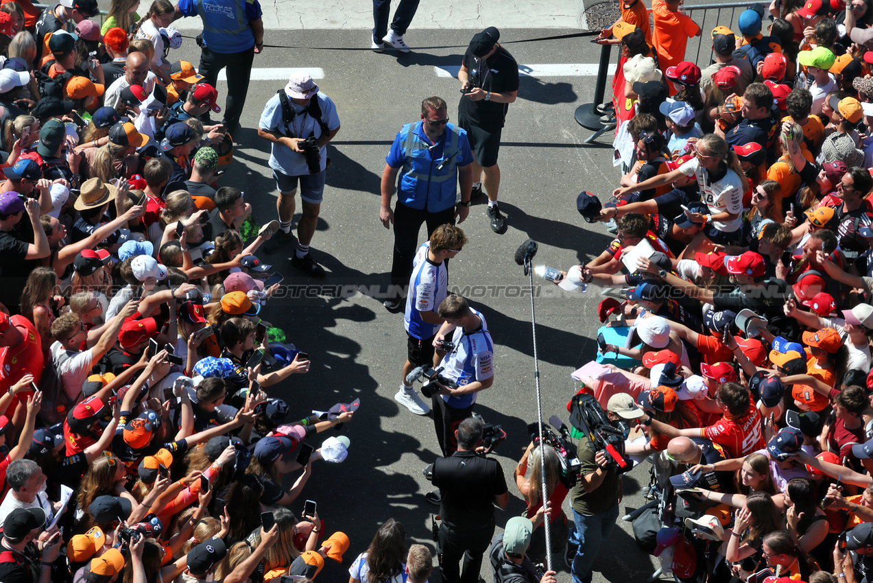 GP AUSTRIA, Liam Lawson (NZL) Racing Bulls with fans.

29.06.2025. Formula 1 World Championship, Rd 11, Austrian Grand Prix, Spielberg, Austria, Gara Day.

- www.xpbimages.com, EMail: requests@xpbimages.com © Copyright: Moy / XPB Images