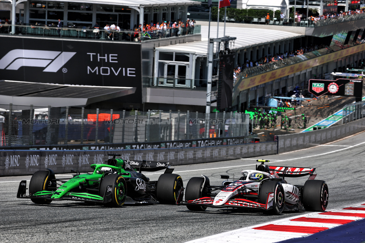 GP AUSTRIA, Nico Hulkenberg (GER) Sauber C45 e Oliver Bearman (GBR) Haas VF-25 battle for position.

29.06.2025. Formula 1 World Championship, Rd 11, Austrian Grand Prix, Spielberg, Austria, Gara Day.

- www.xpbimages.com, EMail: requests@xpbimages.com © Copyright: Batchelor / XPB Images