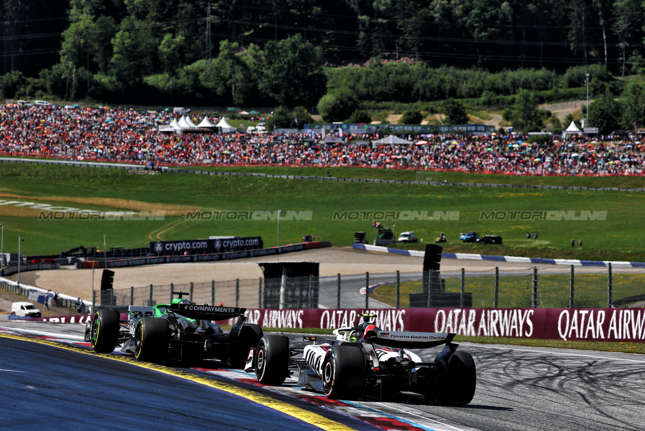 GP AUSTRIA, Nico Hulkenberg (GER) Sauber C45 davanti a Oliver Bearman (GBR) Haas VF-25.

29.06.2025. Formula 1 World Championship, Rd 11, Austrian Grand Prix, Spielberg, Austria, Gara Day.

- www.xpbimages.com, EMail: requests@xpbimages.com © Copyright: Batchelor / XPB Images