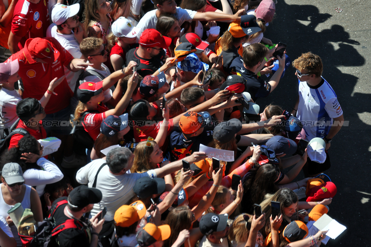 GP AUSTRIA, Liam Lawson (NZL) Racing Bulls with fans.

29.06.2025. Formula 1 World Championship, Rd 11, Austrian Grand Prix, Spielberg, Austria, Gara Day.

- www.xpbimages.com, EMail: requests@xpbimages.com © Copyright: Moy / XPB Images