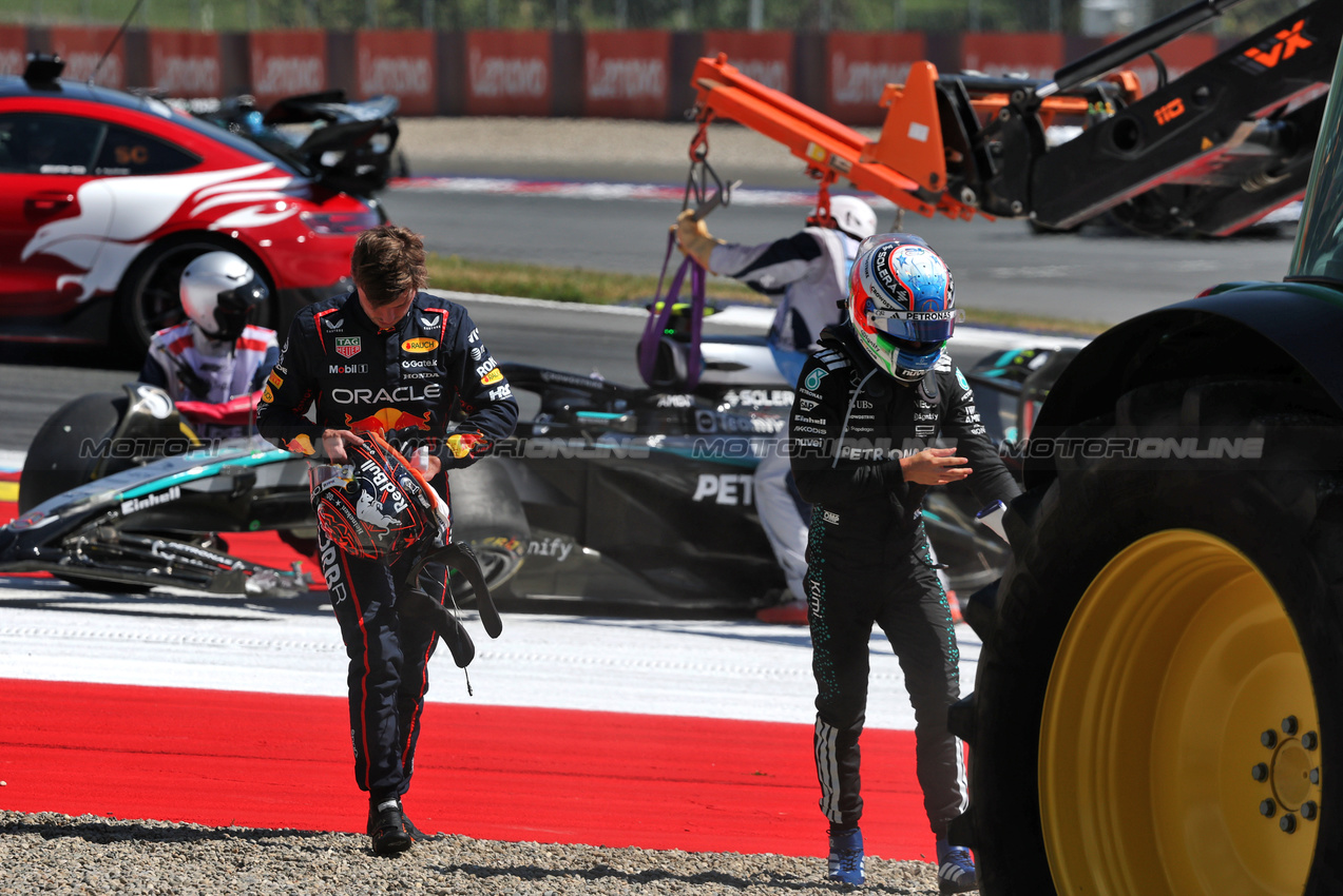 GP AUSTRIA, (L to R): Max Verstappen (NLD) Red Bull Racing e Andrea Kimi Antonelli (ITA) Mercedes AMG F1 retired from the race.

29.06.2025. Formula 1 World Championship, Rd 11, Austrian Grand Prix, Spielberg, Austria, Gara Day.

- www.xpbimages.com, EMail: requests@xpbimages.com © Copyright: Charniaux / XPB Images