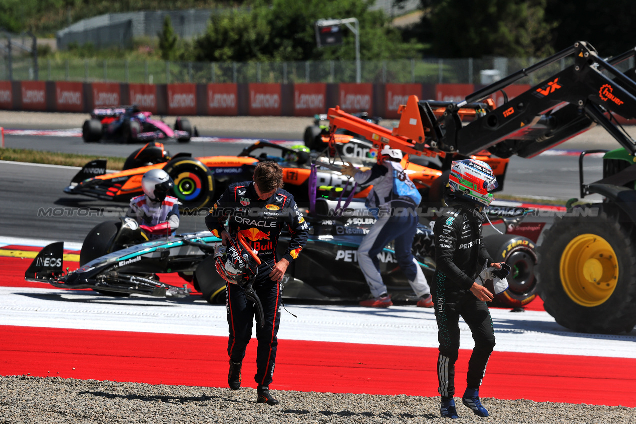 GP AUSTRIA, (L to R): Max Verstappen (NLD) Red Bull Racing e Andrea Kimi Antonelli (ITA) Mercedes AMG F1 retired from the race.

29.06.2025. Formula 1 World Championship, Rd 11, Austrian Grand Prix, Spielberg, Austria, Gara Day.

- www.xpbimages.com, EMail: requests@xpbimages.com © Copyright: Charniaux / XPB Images