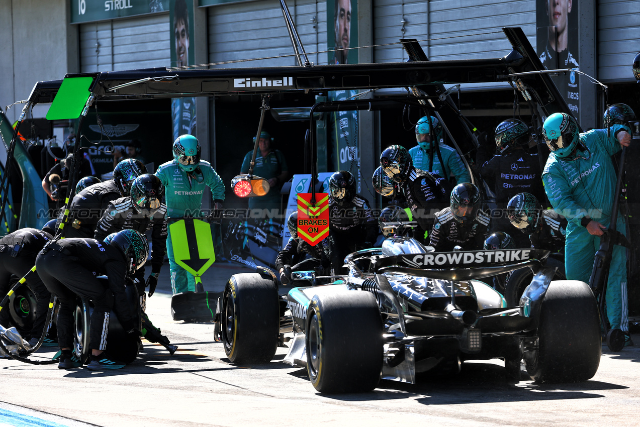 GP AUSTRIA, George Russell (GBR) Mercedes AMG F1 W16 makes a pit stop.

29.06.2025. Formula 1 World Championship, Rd 11, Austrian Grand Prix, Spielberg, Austria, Gara Day.

- www.xpbimages.com, EMail: requests@xpbimages.com © Copyright: Batchelor / XPB Images
