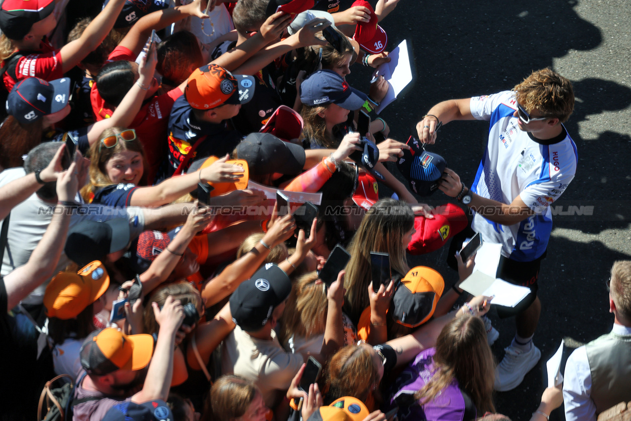 GP AUSTRIA, Liam Lawson (NZL) Racing Bulls with fans.

29.06.2025. Formula 1 World Championship, Rd 11, Austrian Grand Prix, Spielberg, Austria, Gara Day.

- www.xpbimages.com, EMail: requests@xpbimages.com © Copyright: Moy / XPB Images