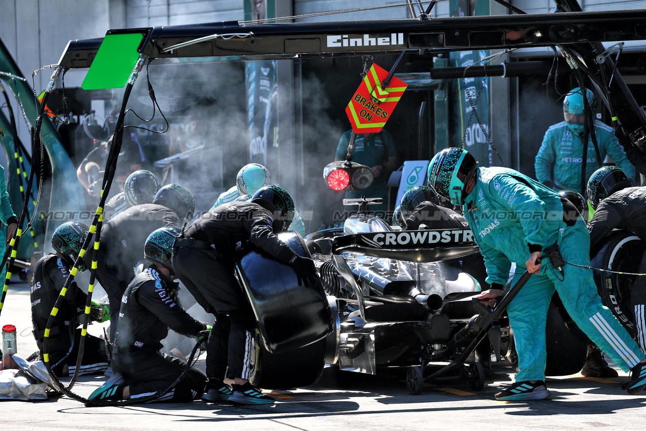 GP AUSTRIA, George Russell (GBR) Mercedes AMG F1 W16 makes a pit stop.

29.06.2025. Formula 1 World Championship, Rd 11, Austrian Grand Prix, Spielberg, Austria, Gara Day.

- www.xpbimages.com, EMail: requests@xpbimages.com © Copyright: Batchelor / XPB Images