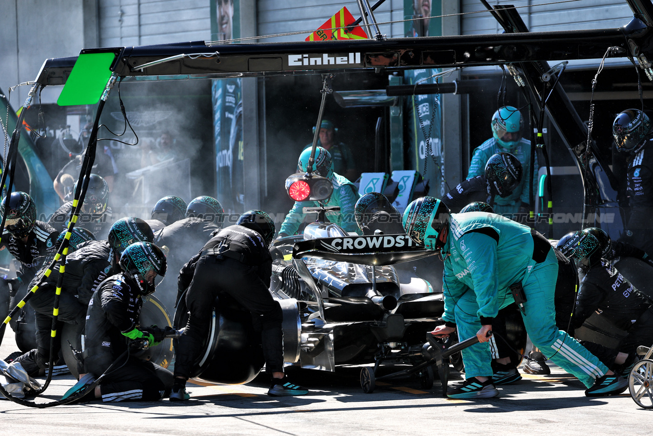 GP AUSTRIA, George Russell (GBR) Mercedes AMG F1 W16 makes a pit stop.

29.06.2025. Formula 1 World Championship, Rd 11, Austrian Grand Prix, Spielberg, Austria, Gara Day.

- www.xpbimages.com, EMail: requests@xpbimages.com © Copyright: Batchelor / XPB Images