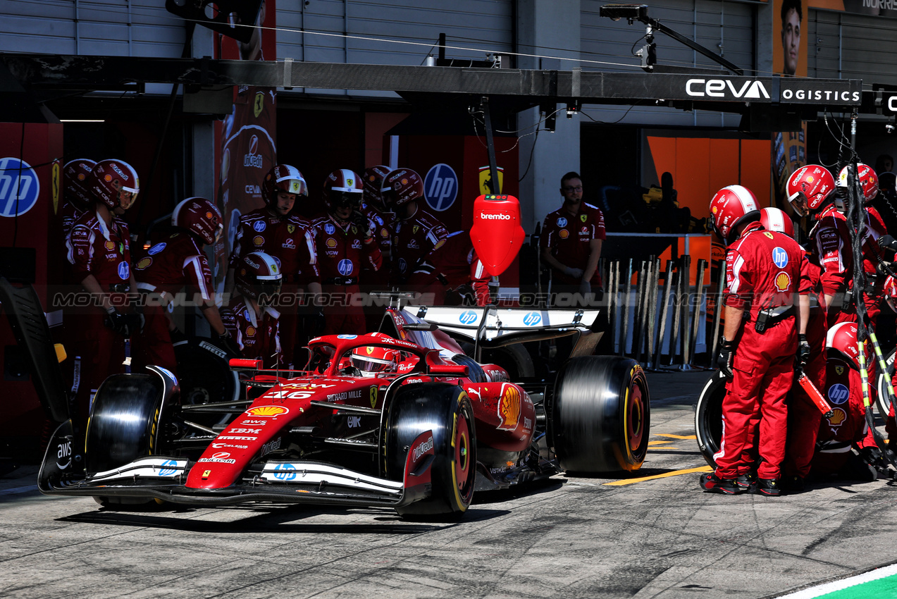 GP AUSTRIA, Charles Leclerc (MON) Ferrari SF-25 makes a pit stop.

29.06.2025. Formula 1 World Championship, Rd 11, Austrian Grand Prix, Spielberg, Austria, Gara Day.

- www.xpbimages.com, EMail: requests@xpbimages.com © Copyright: Batchelor / XPB Images