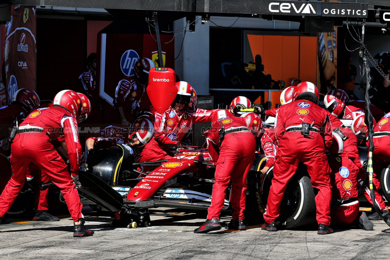 GP AUSTRIA, Lewis Hamilton (GBR) Ferrari SF-25 makes a pit stop.

29.06.2025. Formula 1 World Championship, Rd 11, Austrian Grand Prix, Spielberg, Austria, Gara Day.

- www.xpbimages.com, EMail: requests@xpbimages.com © Copyright: Batchelor / XPB Images