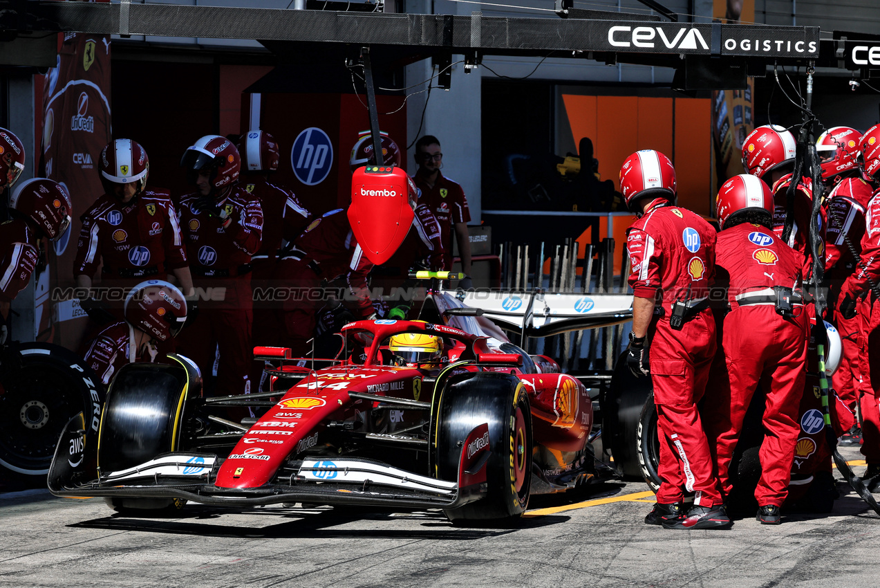 GP AUSTRIA, Lewis Hamilton (GBR) Ferrari SF-25 makes a pit stop.

29.06.2025. Formula 1 World Championship, Rd 11, Austrian Grand Prix, Spielberg, Austria, Gara Day.

- www.xpbimages.com, EMail: requests@xpbimages.com © Copyright: Batchelor / XPB Images