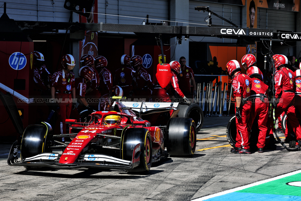 GP AUSTRIA, Lewis Hamilton (GBR) Ferrari SF-25 makes a pit stop.

29.06.2025. Formula 1 World Championship, Rd 11, Austrian Grand Prix, Spielberg, Austria, Gara Day.

- www.xpbimages.com, EMail: requests@xpbimages.com © Copyright: Batchelor / XPB Images
