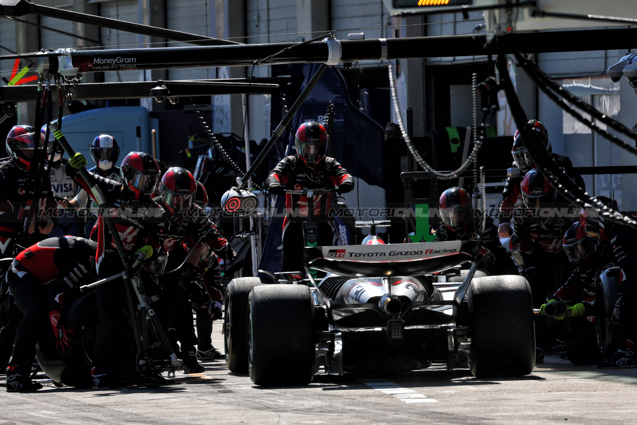 GP AUSTRIA, Esteban Ocon (FRA) Haas VF-25 makes a pit stop.

29.06.2025. Formula 1 World Championship, Rd 11, Austrian Grand Prix, Spielberg, Austria, Gara Day.

- www.xpbimages.com, EMail: requests@xpbimages.com © Copyright: Batchelor / XPB Images