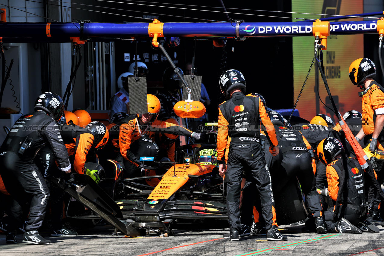 GP AUSTRIA, Lando Norris (GBR) McLaren MCL39 makes a pit stop.

29.06.2025. Formula 1 World Championship, Rd 11, Austrian Grand Prix, Spielberg, Austria, Gara Day.

- www.xpbimages.com, EMail: requests@xpbimages.com © Copyright: Batchelor / XPB Images