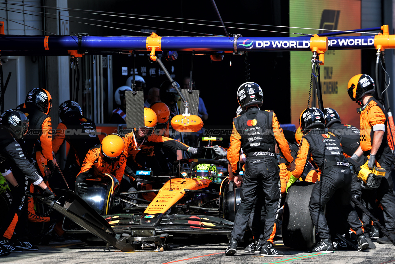 GP AUSTRIA, Lando Norris (GBR) McLaren MCL39 makes a pit stop.

29.06.2025. Formula 1 World Championship, Rd 11, Austrian Grand Prix, Spielberg, Austria, Gara Day.

- www.xpbimages.com, EMail: requests@xpbimages.com © Copyright: Batchelor / XPB Images