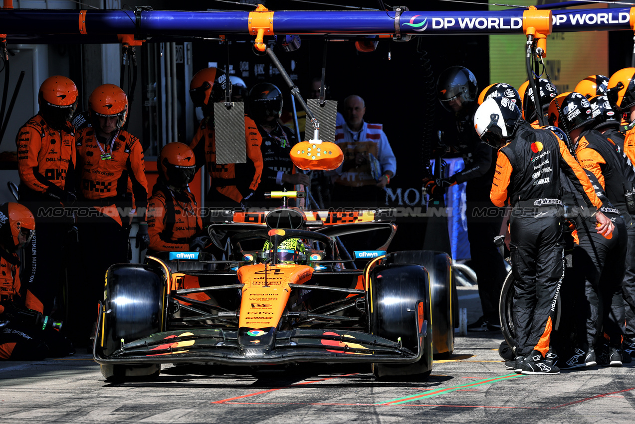 GP AUSTRIA, Lando Norris (GBR) McLaren MCL39 makes a pit stop.

29.06.2025. Formula 1 World Championship, Rd 11, Austrian Grand Prix, Spielberg, Austria, Gara Day.

- www.xpbimages.com, EMail: requests@xpbimages.com © Copyright: Batchelor / XPB Images