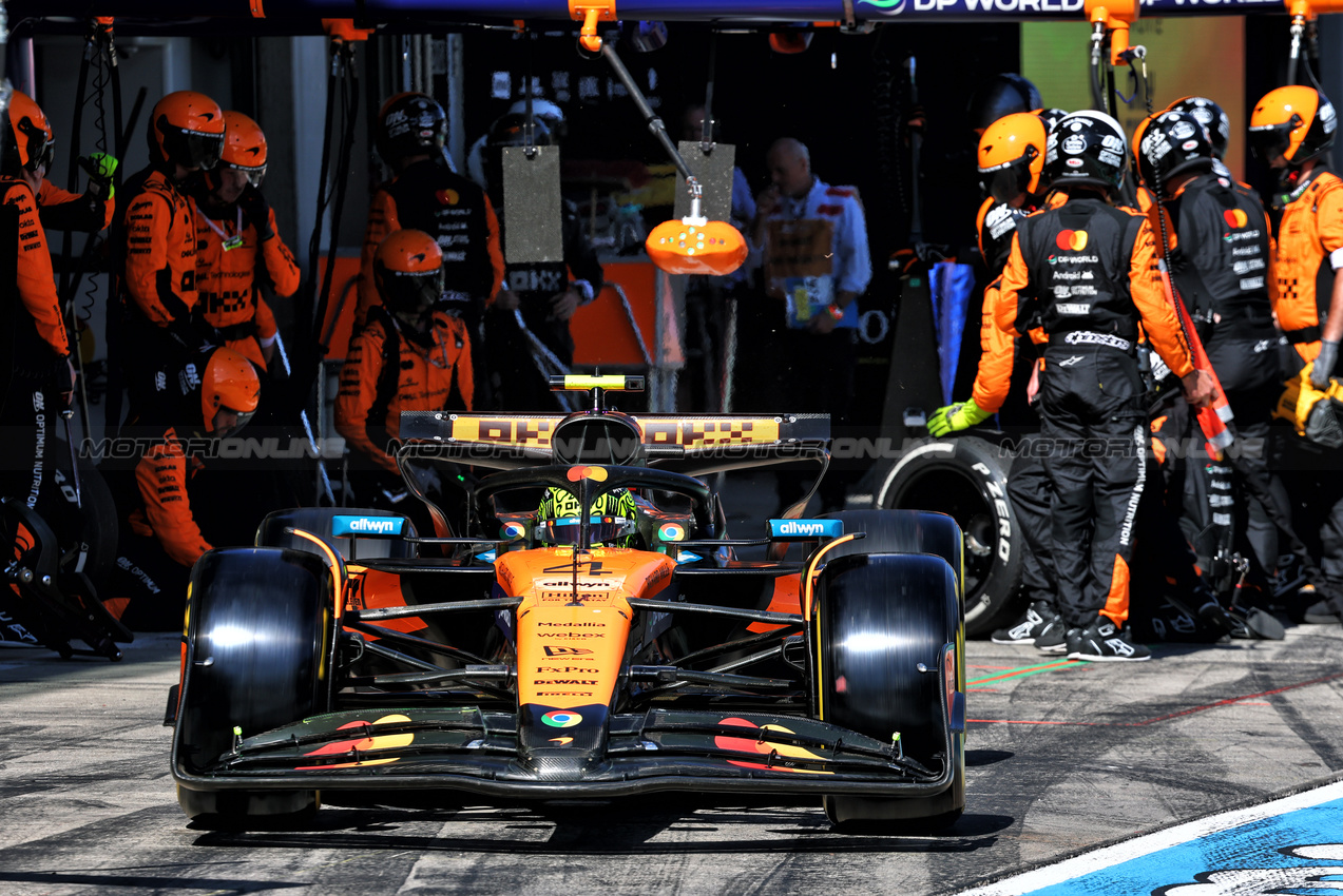 GP AUSTRIA, Lando Norris (GBR) McLaren MCL39 makes a pit stop.

29.06.2025. Formula 1 World Championship, Rd 11, Austrian Grand Prix, Spielberg, Austria, Gara Day.

- www.xpbimages.com, EMail: requests@xpbimages.com © Copyright: Batchelor / XPB Images