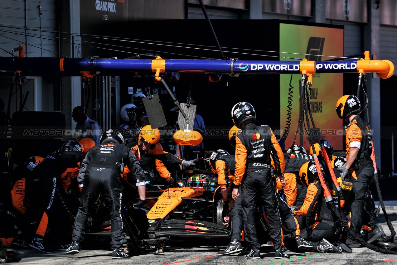 GP AUSTRIA, Oscar Piastri (AUS) McLaren MCL39 makes a pit stop.

29.06.2025. Formula 1 World Championship, Rd 11, Austrian Grand Prix, Spielberg, Austria, Gara Day.

- www.xpbimages.com, EMail: requests@xpbimages.com © Copyright: Batchelor / XPB Images