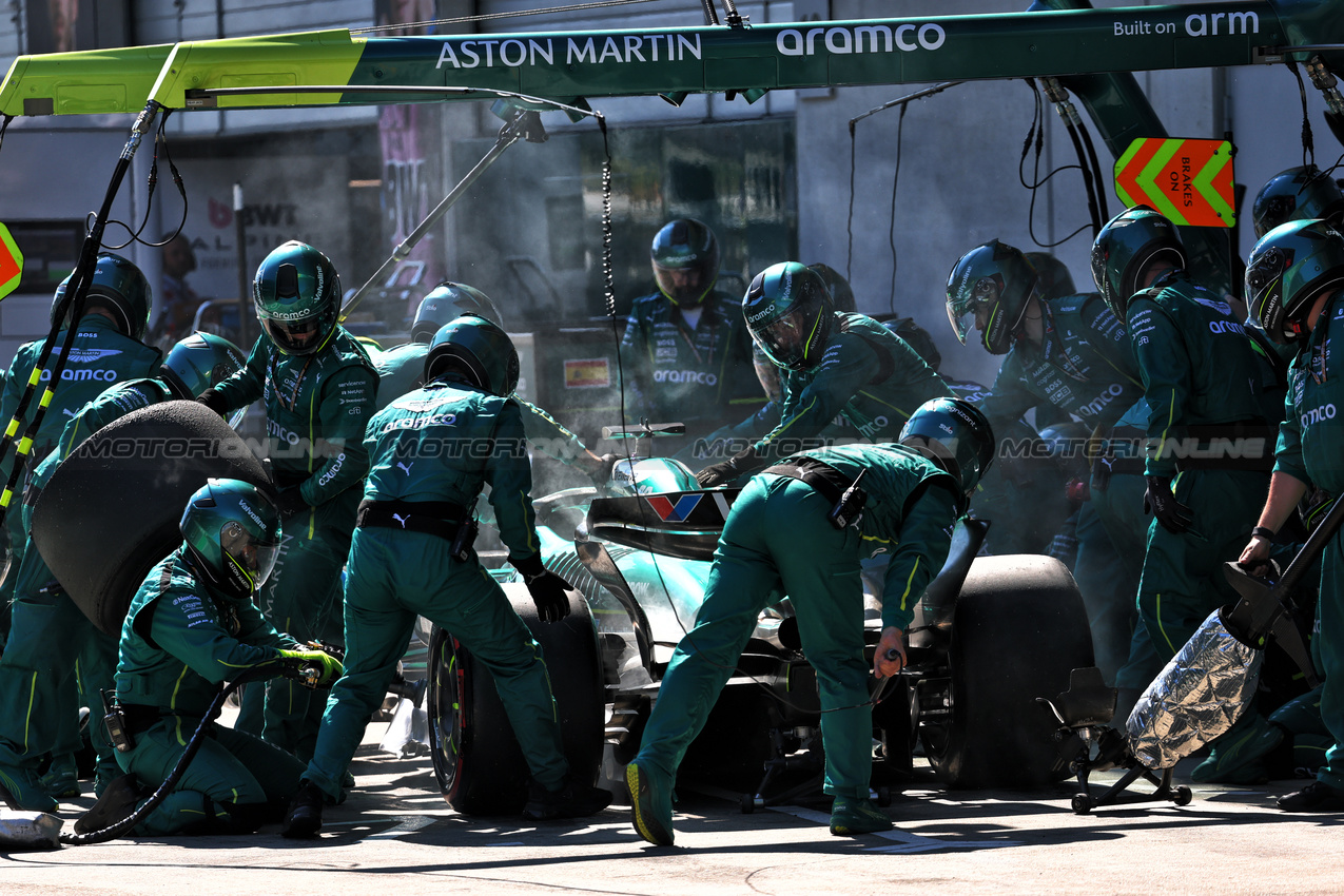 GP AUSTRIA, Lance Stroll (CDN) Aston Martin F1 Team AMR25 makes a pit stop.

29.06.2025. Formula 1 World Championship, Rd 11, Austrian Grand Prix, Spielberg, Austria, Gara Day.

- www.xpbimages.com, EMail: requests@xpbimages.com © Copyright: Batchelor / XPB Images