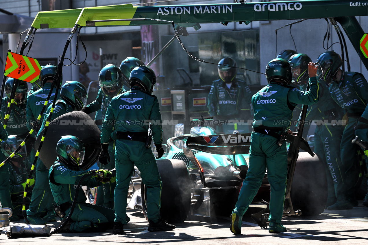 GP AUSTRIA, Lance Stroll (CDN) Aston Martin F1 Team AMR25 makes a pit stop.

29.06.2025. Formula 1 World Championship, Rd 11, Austrian Grand Prix, Spielberg, Austria, Gara Day.

- www.xpbimages.com, EMail: requests@xpbimages.com © Copyright: Batchelor / XPB Images