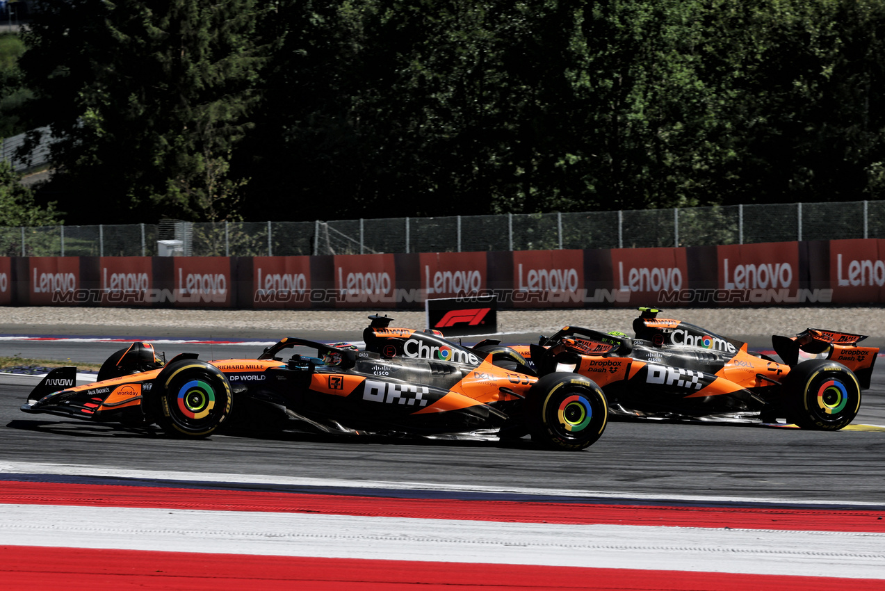 GP AUSTRIA, Oscar Piastri (AUS) McLaren MCL39 davanti a team mate Lando Norris (GBR) McLaren MCL39.

29.06.2025. Formula 1 World Championship, Rd 11, Austrian Grand Prix, Spielberg, Austria, Gara Day.

- www.xpbimages.com, EMail: requests@xpbimages.com © Copyright: Charniaux / XPB Images