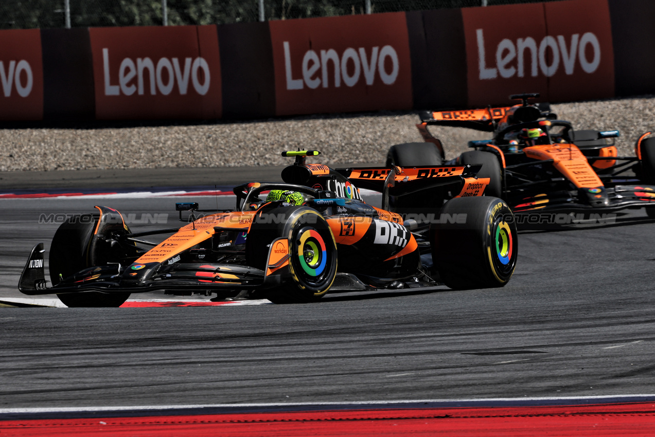 GP AUSTRIA, Lando Norris (GBR) McLaren MCL39 davanti a team mate Oscar Piastri (AUS) McLaren MCL39.

29.06.2025. Formula 1 World Championship, Rd 11, Austrian Grand Prix, Spielberg, Austria, Gara Day.

- www.xpbimages.com, EMail: requests@xpbimages.com © Copyright: Charniaux / XPB Images