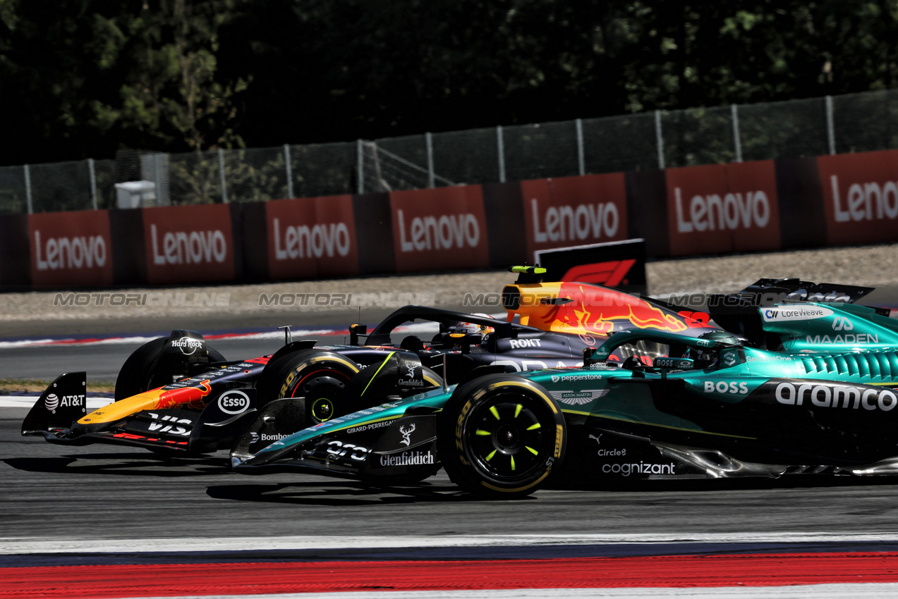 GP AUSTRIA, Lance Stroll (CDN) Aston Martin F1 Team AMR25 e Yuki Tsunoda (JPN) Red Bull Racing RB21 battle for position.

29.06.2025. Formula 1 World Championship, Rd 11, Austrian Grand Prix, Spielberg, Austria, Gara Day.

- www.xpbimages.com, EMail: requests@xpbimages.com © Copyright: Charniaux / XPB Images