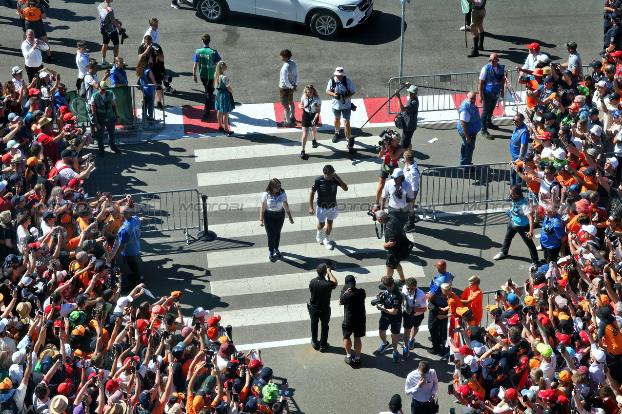 GP AUSTRIA, Carlos Sainz (ESP) Atlassian Williams Racing with fans.

29.06.2025. Formula 1 World Championship, Rd 11, Austrian Grand Prix, Spielberg, Austria, Gara Day.

- www.xpbimages.com, EMail: requests@xpbimages.com © Copyright: Moy / XPB Images