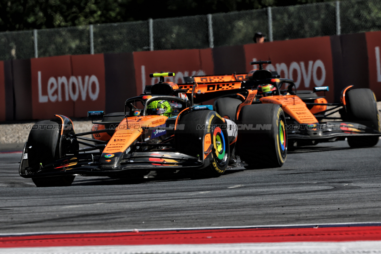 GP AUSTRIA, Lando Norris (GBR) McLaren MCL39 davanti a team mate Oscar Piastri (AUS) McLaren MCL39.

29.06.2025. Formula 1 World Championship, Rd 11, Austrian Grand Prix, Spielberg, Austria, Gara Day.

- www.xpbimages.com, EMail: requests@xpbimages.com © Copyright: Charniaux / XPB Images