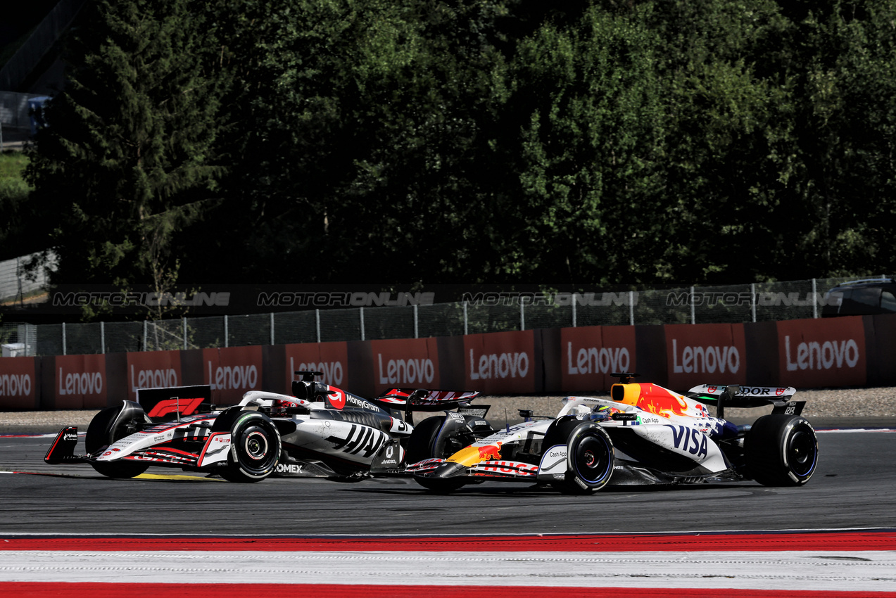 GP AUSTRIA, Esteban Ocon (FRA) Haas VF-25 e Isack Hadjar (FRA) Racing Bulls VCARB 02 battle for position.

29.06.2025. Formula 1 World Championship, Rd 11, Austrian Grand Prix, Spielberg, Austria, Gara Day.

- www.xpbimages.com, EMail: requests@xpbimages.com © Copyright: Charniaux / XPB Images