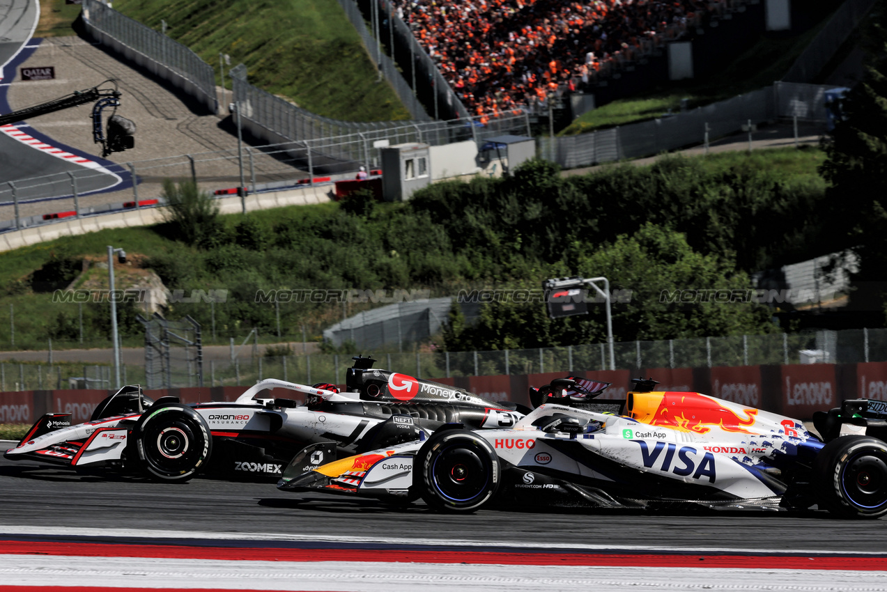 GP AUSTRIA, Esteban Ocon (FRA) Haas VF-25 e Isack Hadjar (FRA) Racing Bulls VCARB 02 battle for position.

29.06.2025. Formula 1 World Championship, Rd 11, Austrian Grand Prix, Spielberg, Austria, Gara Day.

- www.xpbimages.com, EMail: requests@xpbimages.com © Copyright: Charniaux / XPB Images