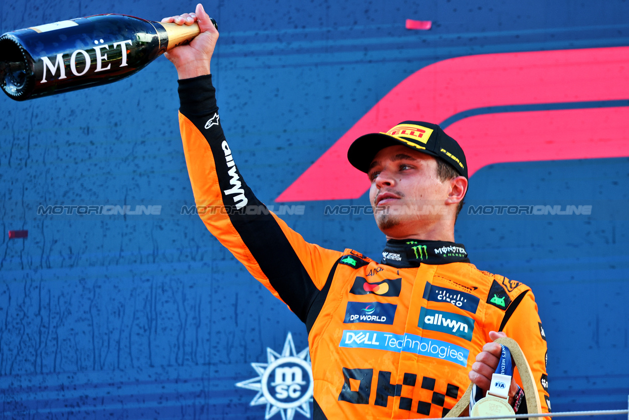 GP AUSTRIA, Gara winner Lando Norris (GBR) McLaren celebrates on the podium.

29.06.2025. Formula 1 World Championship, Rd 11, Austrian Grand Prix, Spielberg, Austria, Gara Day.

- www.xpbimages.com, EMail: requests@xpbimages.com © Copyright: Batchelor / XPB Images