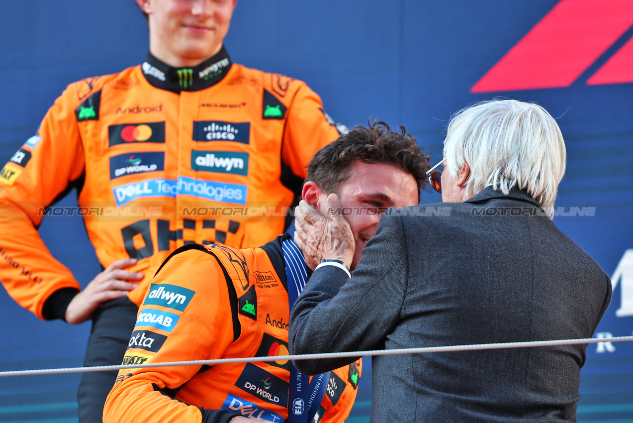 GP AUSTRIA, Gara winner Lando Norris (GBR) McLaren celebrates on the podium with Bernie Ecclestone (GBR).

29.06.2025. Formula 1 World Championship, Rd 11, Austrian Grand Prix, Spielberg, Austria, Gara Day.

- www.xpbimages.com, EMail: requests@xpbimages.com © Copyright: Batchelor / XPB Images