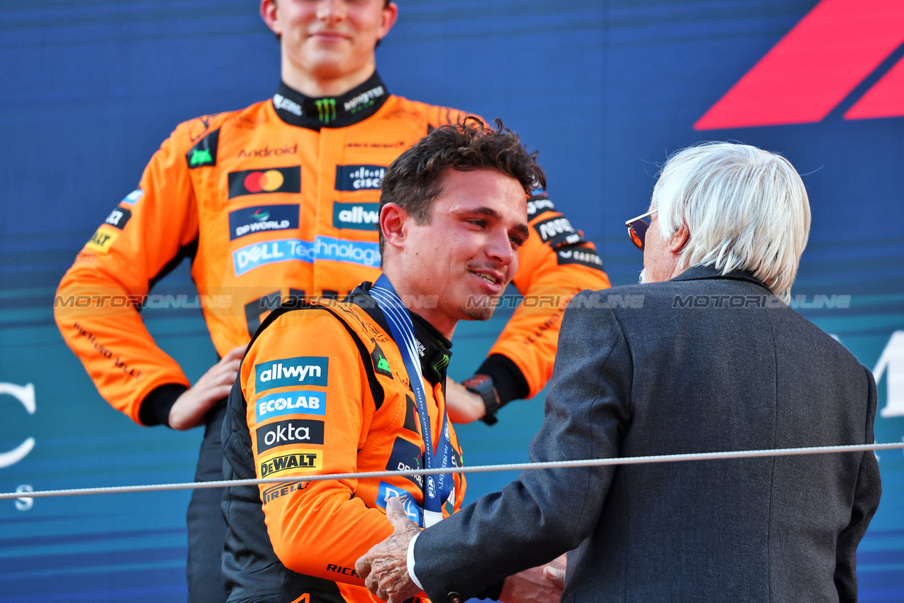 GP AUSTRIA, Gara winner Lando Norris (GBR) McLaren celebrates on the podium with Bernie Ecclestone (GBR).

29.06.2025. Formula 1 World Championship, Rd 11, Austrian Grand Prix, Spielberg, Austria, Gara Day.

- www.xpbimages.com, EMail: requests@xpbimages.com © Copyright: Batchelor / XPB Images
