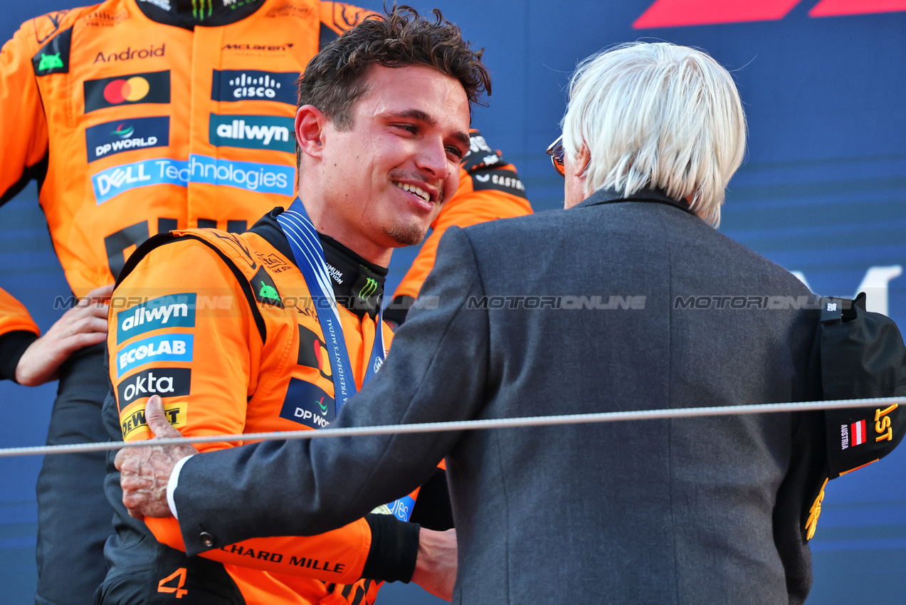 GP AUSTRIA, Gara winner Lando Norris (GBR) McLaren celebrates on the podium with Bernie Ecclestone (GBR).

29.06.2025. Formula 1 World Championship, Rd 11, Austrian Grand Prix, Spielberg, Austria, Gara Day.

- www.xpbimages.com, EMail: requests@xpbimages.com © Copyright: Batchelor / XPB Images
