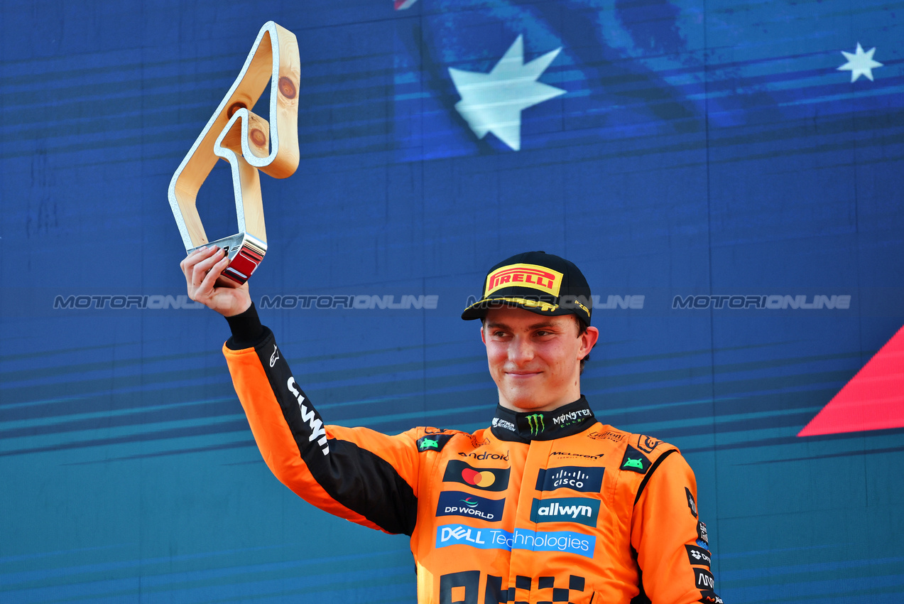GP AUSTRIA, Oscar Piastri (AUS) McLaren celebrates his second position on the podium.

29.06.2025. Formula 1 World Championship, Rd 11, Austrian Grand Prix, Spielberg, Austria, Gara Day.

- www.xpbimages.com, EMail: requests@xpbimages.com © Copyright: Batchelor / XPB Images