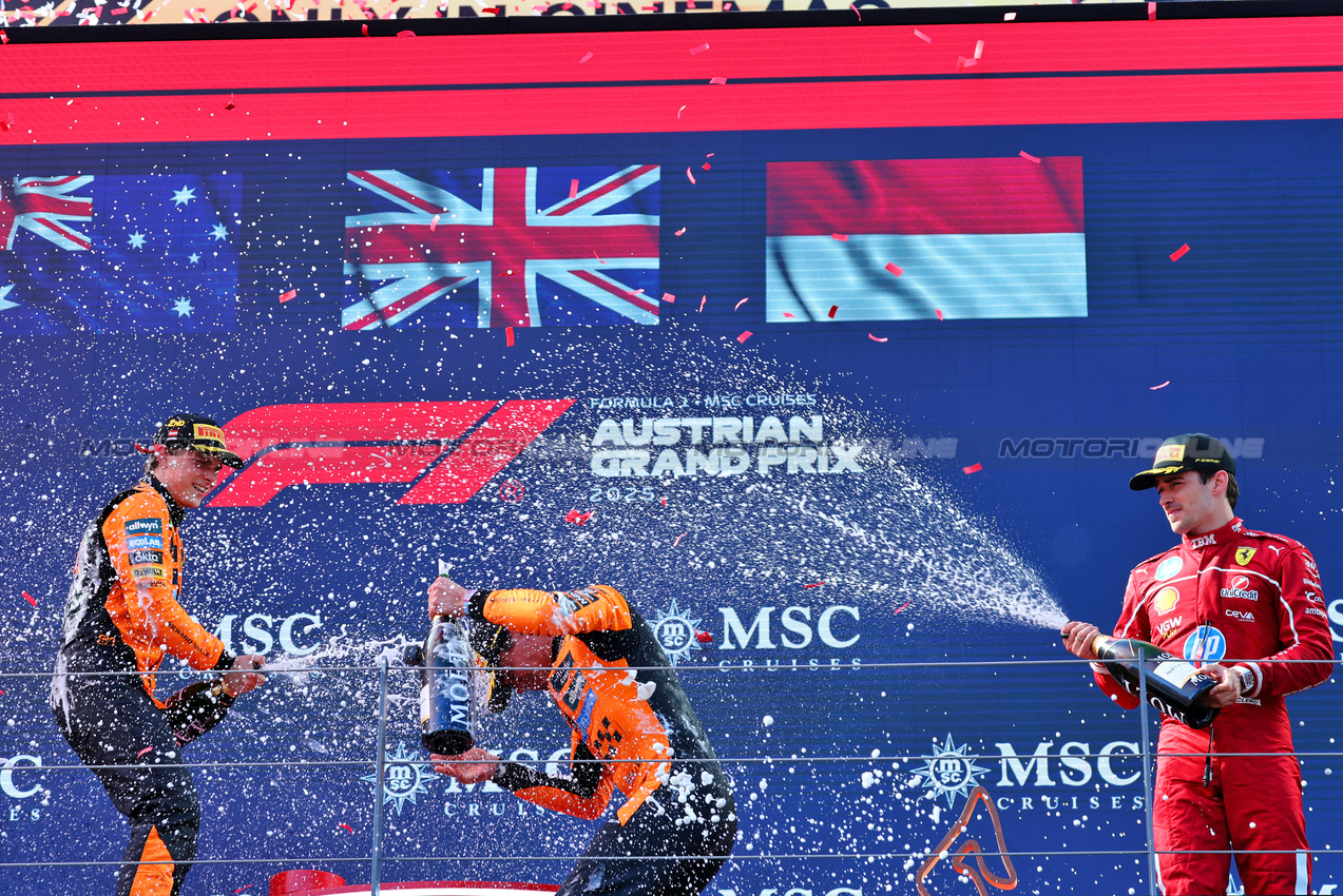 GP AUSTRIA, The podium (L to R): Oscar Piastri (AUS) McLaren, second; Lando Norris (GBR) McLaren, vincitore Charles Leclerc (MON) Ferrari, third.

29.06.2025. Formula 1 World Championship, Rd 11, Austrian Grand Prix, Spielberg, Austria, Gara Day.

- www.xpbimages.com, EMail: requests@xpbimages.com © Copyright: Batchelor / XPB Images