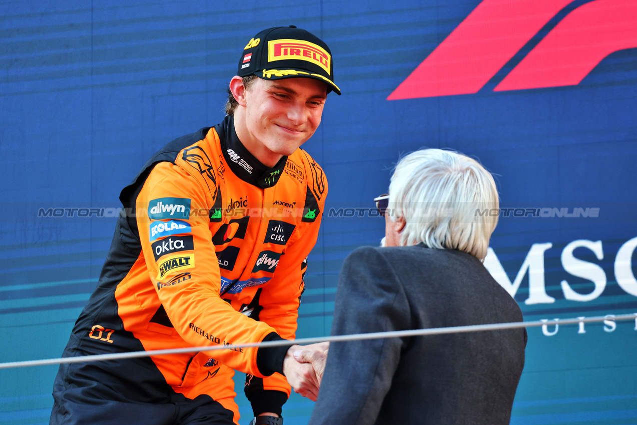 GP AUSTRIA, Oscar Piastri (AUS) McLaren celebrates his second position on the podium with Bernie Ecclestone (GBR).

29.06.2025. Formula 1 World Championship, Rd 11, Austrian Grand Prix, Spielberg, Austria, Gara Day.

- www.xpbimages.com, EMail: requests@xpbimages.com © Copyright: Batchelor / XPB Images