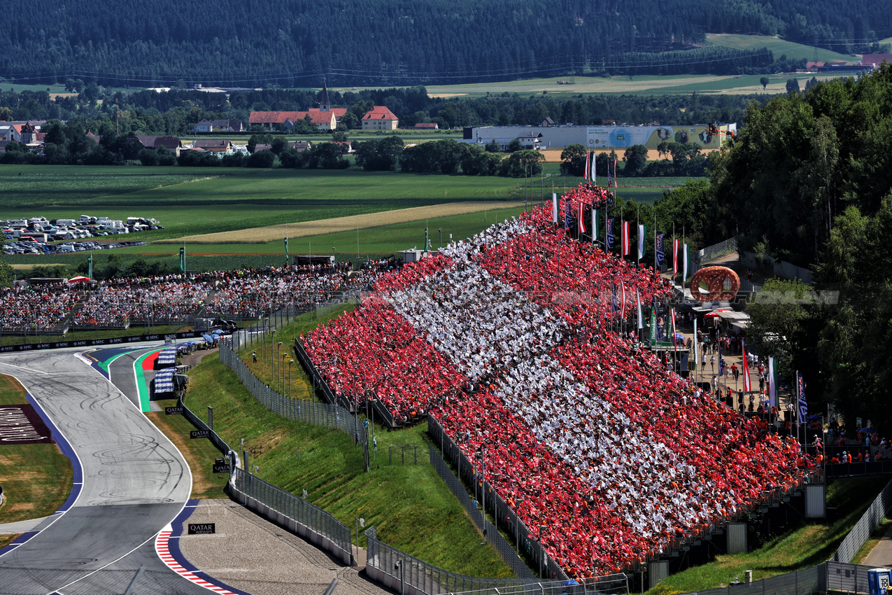 GP AUSTRIA, Circuit Atmosfera - fans in the grandstand.

29.06.2025. Formula 1 World Championship, Rd 11, Austrian Grand Prix, Spielberg, Austria, Gara Day.

- www.xpbimages.com, EMail: requests@xpbimages.com © Copyright: Charniaux / XPB Images