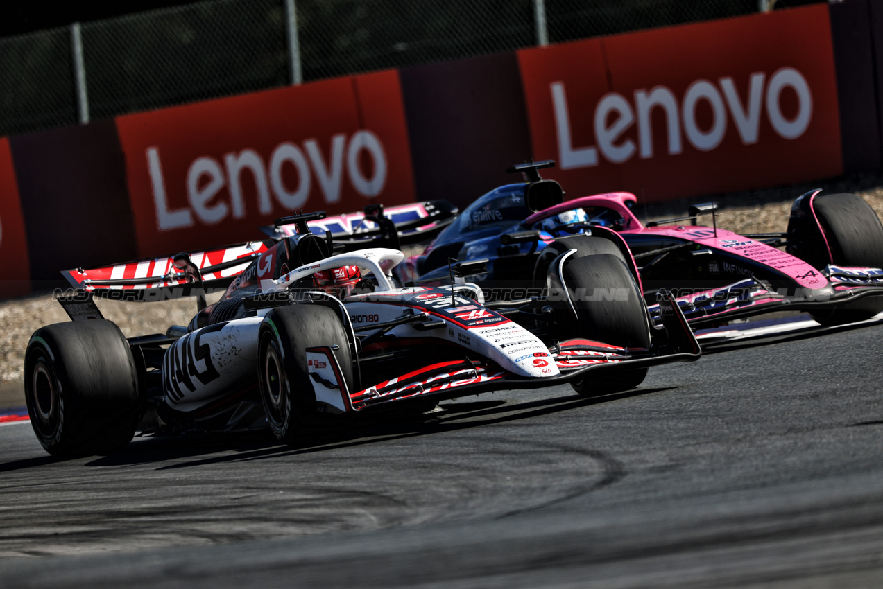 GP AUSTRIA, Esteban Ocon (FRA) Haas VF-25 e Pierre Gasly (FRA) Alpine F1 Team A525 battle for position.

29.06.2025. Formula 1 World Championship, Rd 11, Austrian Grand Prix, Spielberg, Austria, Gara Day.

- www.xpbimages.com, EMail: requests@xpbimages.com © Copyright: Charniaux / XPB Images