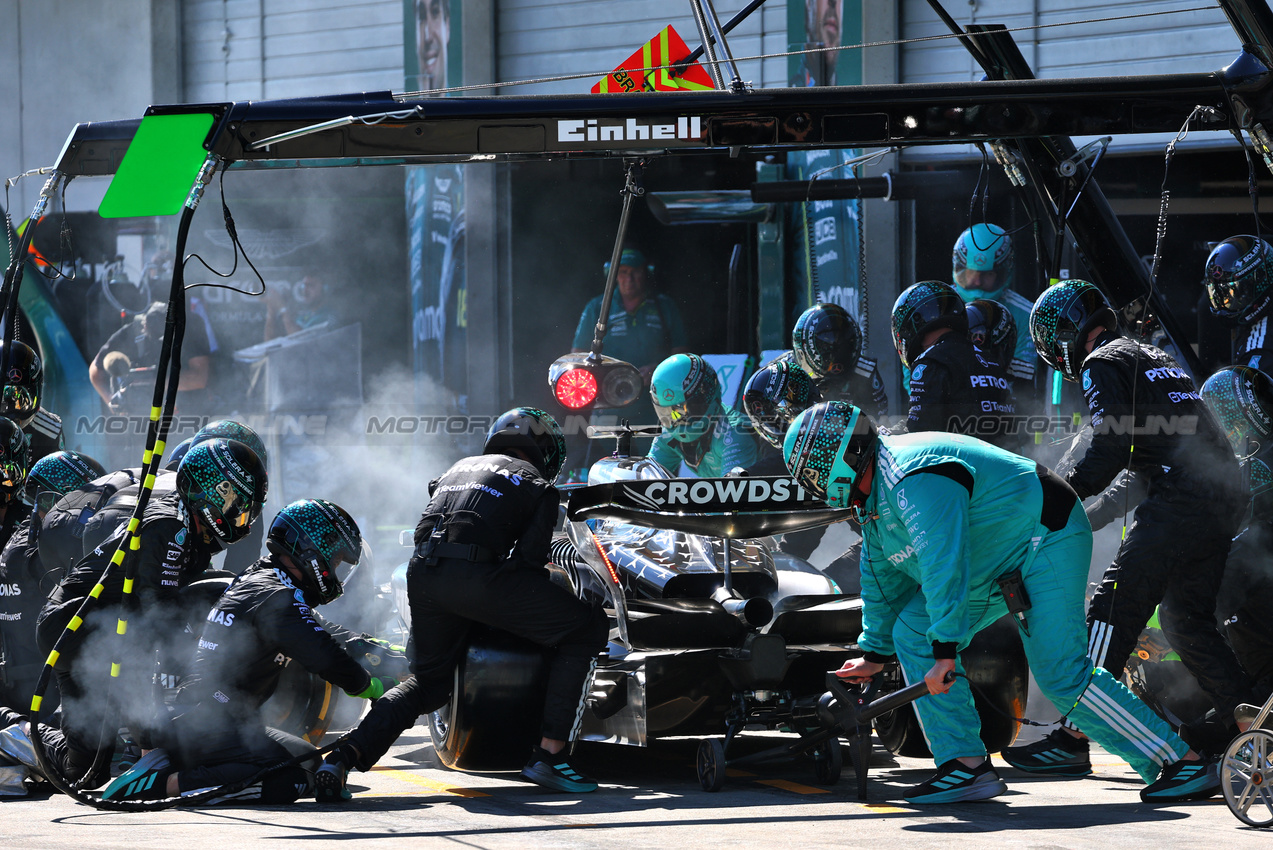 GP AUSTRIA, George Russell (GBR) Mercedes AMG F1 W16 makes a pit stop.

29.06.2025. Formula 1 World Championship, Rd 11, Austrian Grand Prix, Spielberg, Austria, Gara Day.

- www.xpbimages.com, EMail: requests@xpbimages.com © Copyright: Batchelor / XPB Images