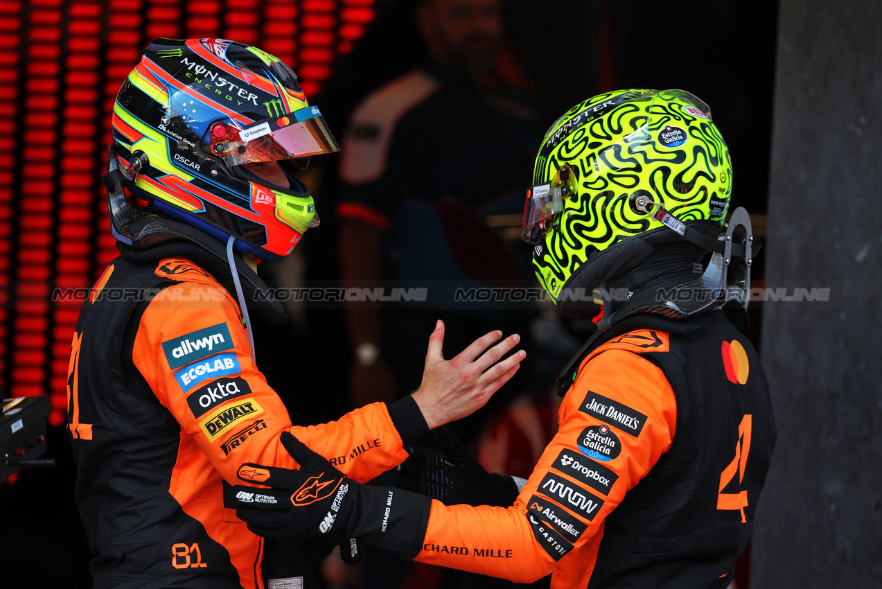 GP AUSTRIA, (L to R): Oscar Piastri (AUS) McLaren celebrates his second position with vincitore e team mate Lando Norris (GBR) McLaren.

29.06.2025. Formula 1 World Championship, Rd 11, Austrian Grand Prix, Spielberg, Austria, Gara Day.

- www.xpbimages.com, EMail: requests@xpbimages.com © Copyright: Moy / XPB Images