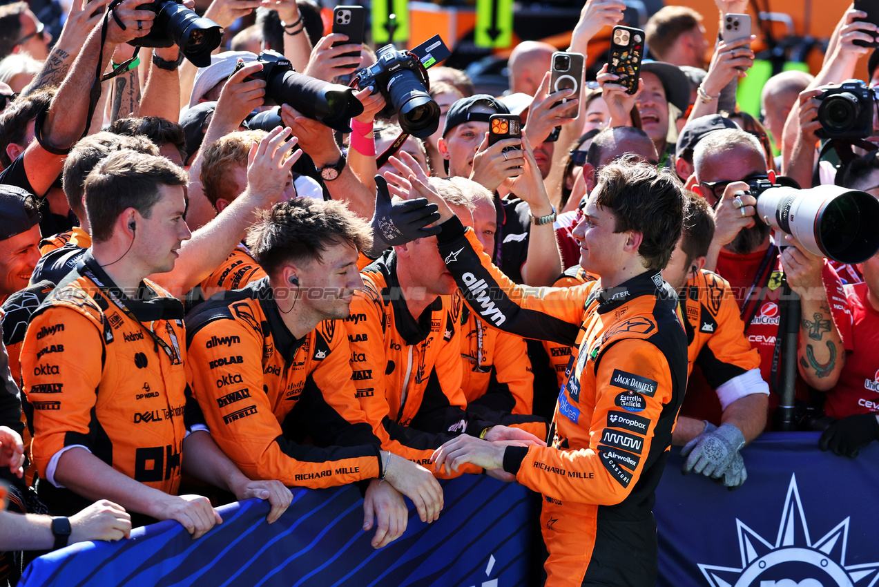 GP AUSTRIA, Oscar Piastri (AUS) McLaren celebrates his second position in parc ferme with the team.

29.06.2025. Formula 1 World Championship, Rd 11, Austrian Grand Prix, Spielberg, Austria, Gara Day.

- www.xpbimages.com, EMail: requests@xpbimages.com © Copyright: Moy / XPB Images