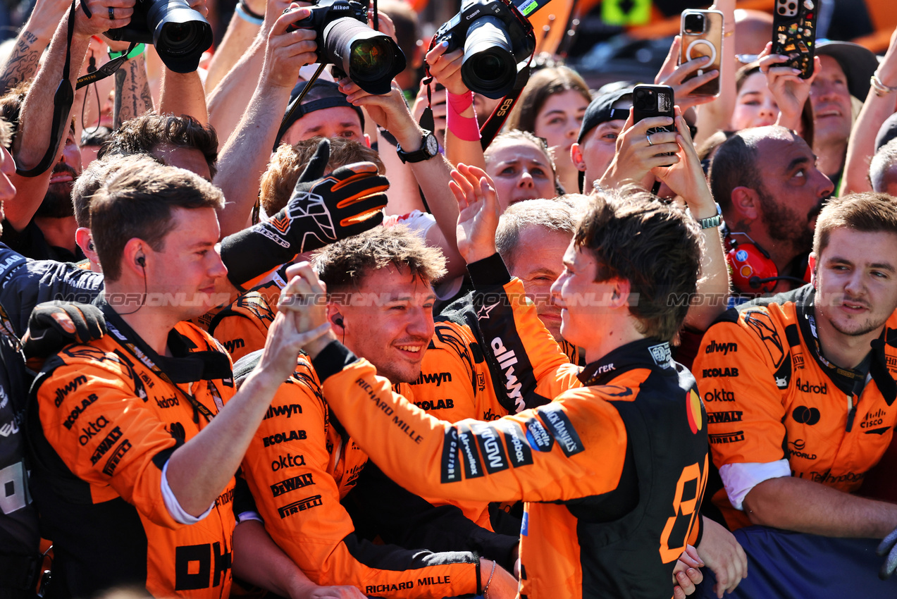 GP AUSTRIA, Oscar Piastri (AUS) McLaren celebrates his second position in parc ferme with the team.

29.06.2025. Formula 1 World Championship, Rd 11, Austrian Grand Prix, Spielberg, Austria, Gara Day.

- www.xpbimages.com, EMail: requests@xpbimages.com © Copyright: Moy / XPB Images